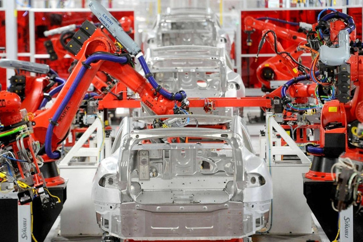 Tesla'ya 51 milyon dolarlık dava: Robot kolu, teknisyeni bayılttı