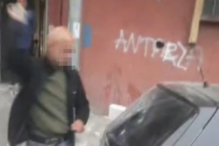 Hakaretler yağdırdı, aracına saldırdı