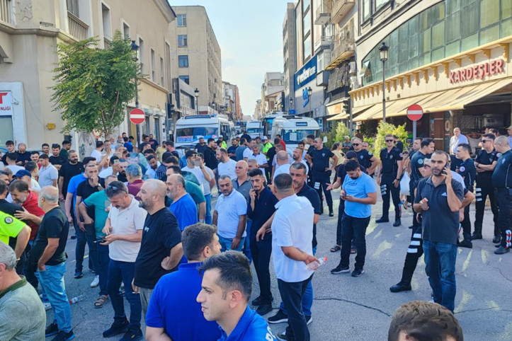 Dolmuşçular trafiği kilitledi