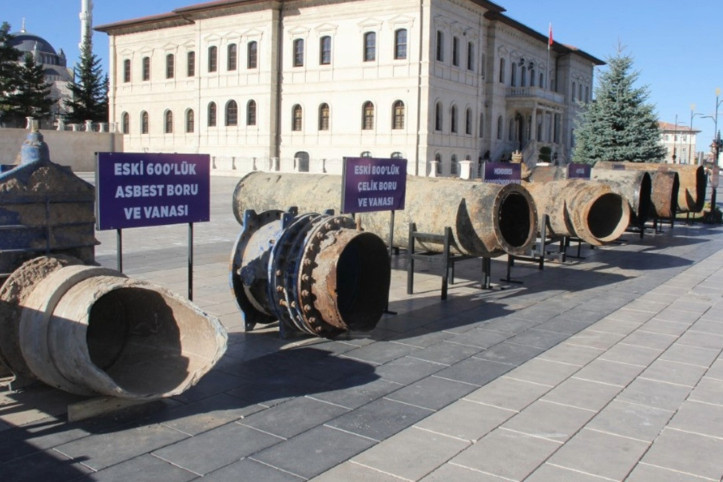 Sivas'ta belediye 'çürümüş boruları' meydanda sergiledi