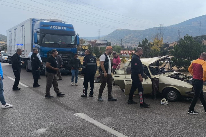 İki otomobil ile TIR çarpıştı: Ölü ve yaralılar var