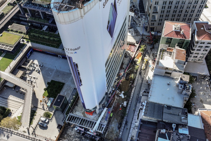 Mecidiyeköy’de rezidans inşaatında vinç devrildi