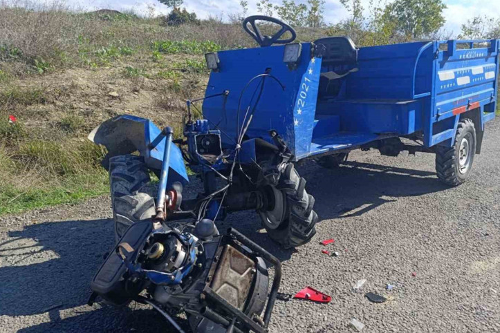 Tarım aracı ile motosiklet kafa kafaya çarpıştı