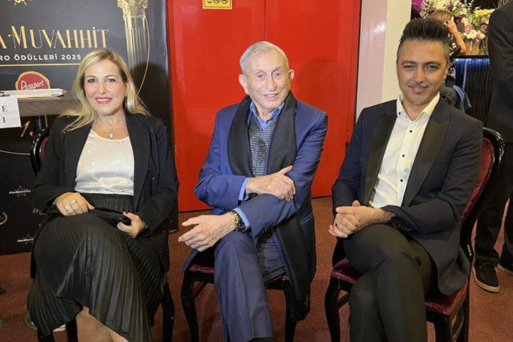 Haldun Dormen 98 yaşında yönetmen koltuğunda: 'Hisseli Harikalar Kumpanyası' yeniden sahnede