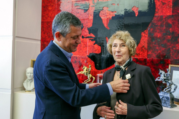 Ayşe Kulin CHP'ye katıldı