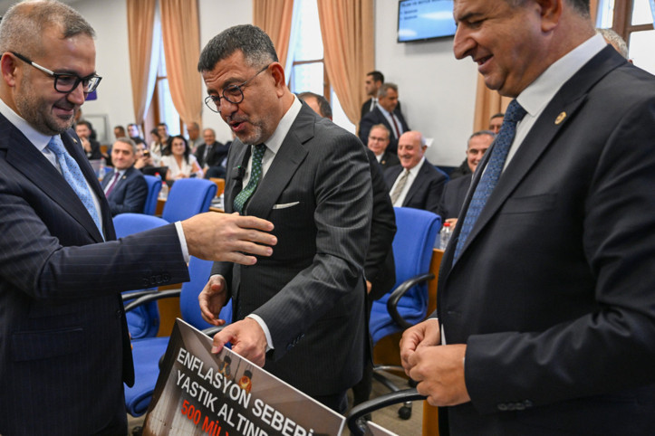 CHP'den Karahan'a 'yastık altı' protestosu