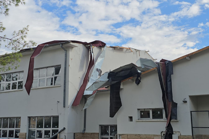 Öğrenciler dersteydi: Okulların çatısı uçtu