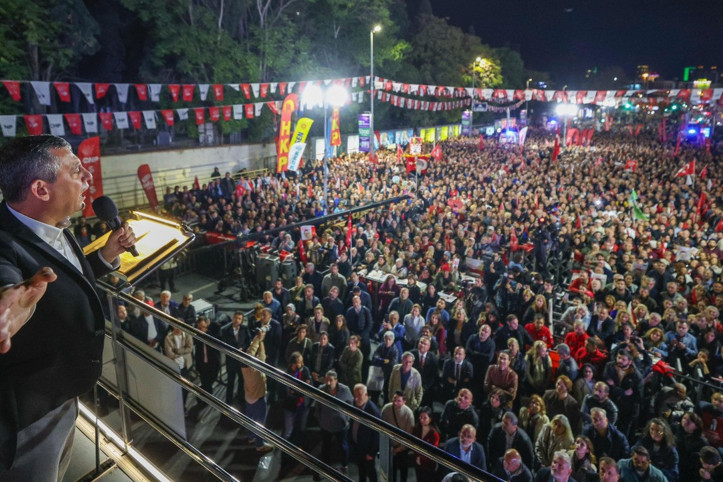 Özel'den Erdoğan'a: Trump'a sarılarak iktidarda kalamazsın