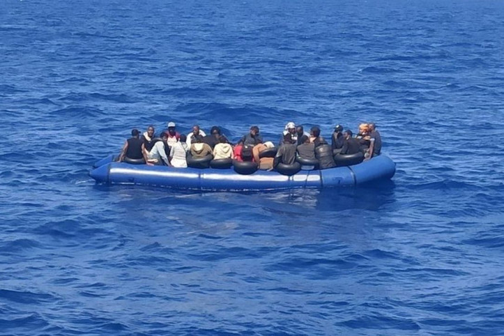 Sığınmacıların botu kayalıklara çarptı: 2 ölü, 10 yaralı