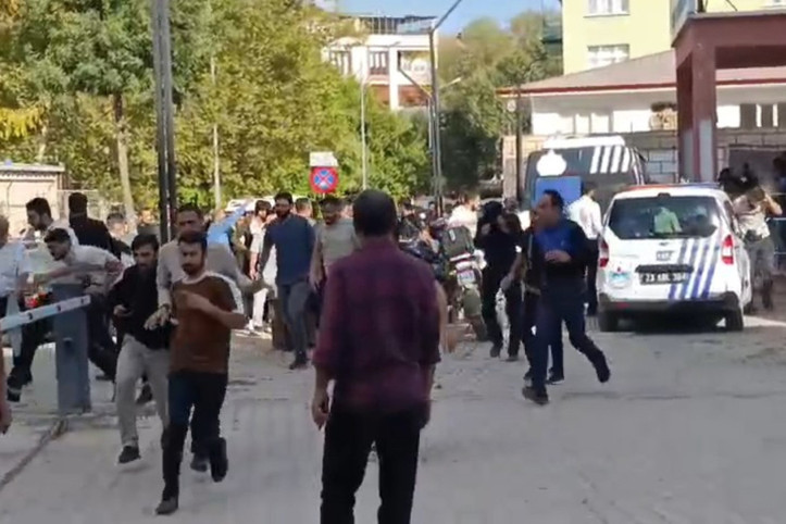 Zabıta amirliği önünde ortalık karıştı! Tekmeler ve yumruklar havada uçuştu