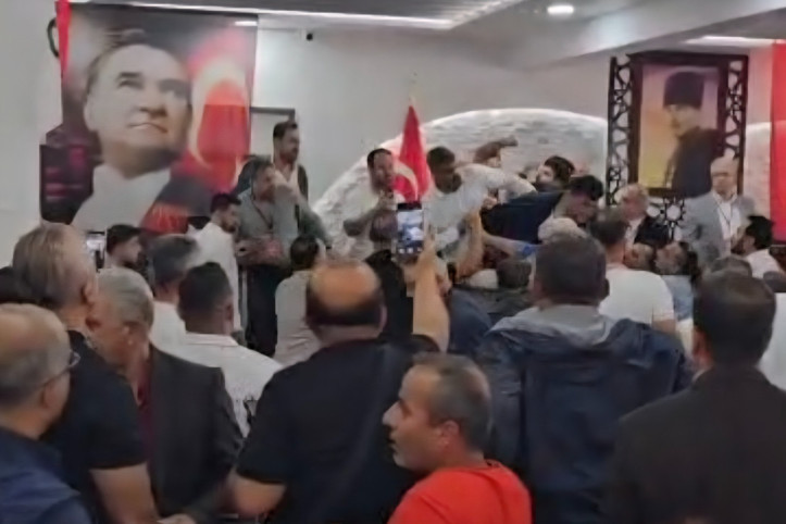 CHP ilçe kongresinde kavga çıktı