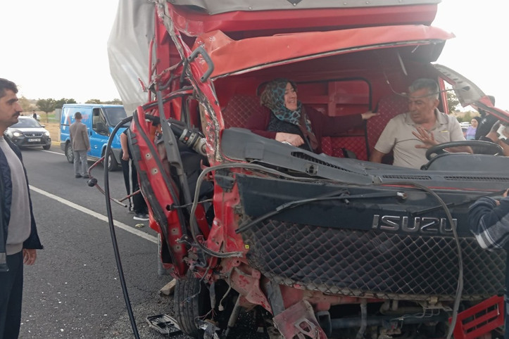 İşçileri taşıyan kamyonet ile kamyon çarpıştı: 14 yaralı