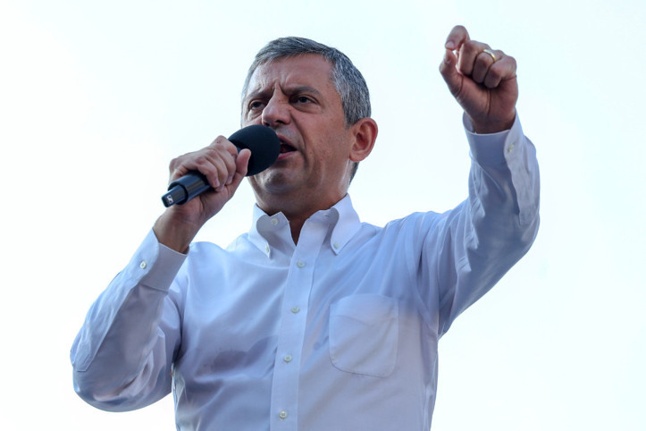 Özgür Özel'den Lütfü Savaş'a: Gün gelir hesabı sorulur, beni çok az tanımış