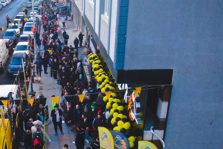 Sabaha kadar beklediler: 1000 TL'lik ürün 100 TL'ye düştü, izdiham oldu