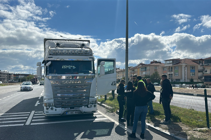 Yolun karşısına geçmek isterken TIR’ın altında kaldı
