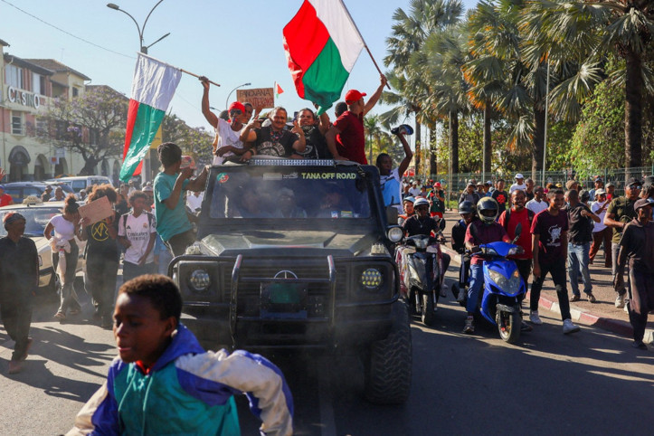 'Firari' lider istifa etmedi, ordu yönetime el koydu!