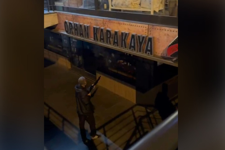 Devrettiği kuaför salonuna pompalı tüfekle ateş açtı