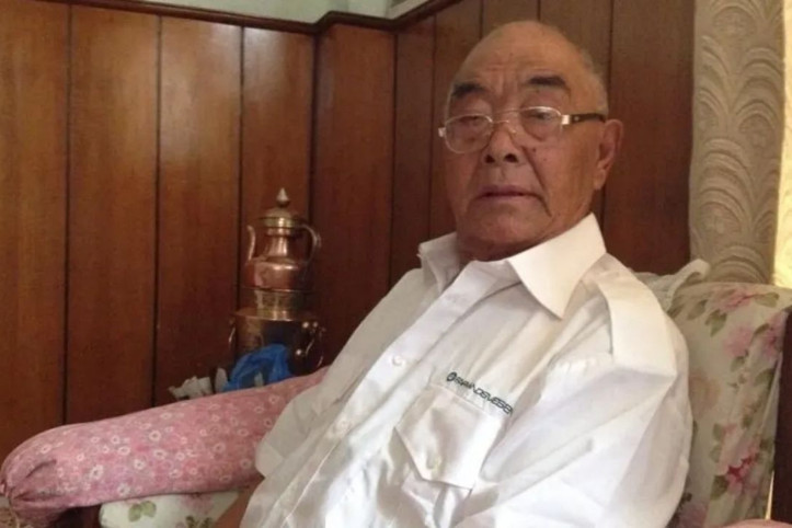 Everest'in zirvesine çıkan ilk ekibin son üyesi de öldü