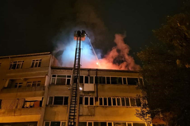 Beyoğlu'nda 4 katlı binanın çatısı alev alev yandı