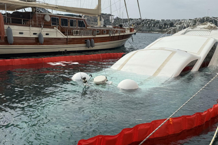 Bodrum'da iskeleye demirliydi: Lüks yat battı