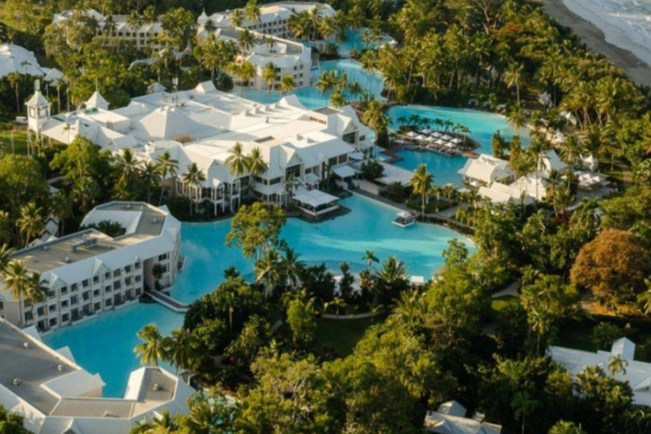 Lüks otelin havuzunda timsah şoku