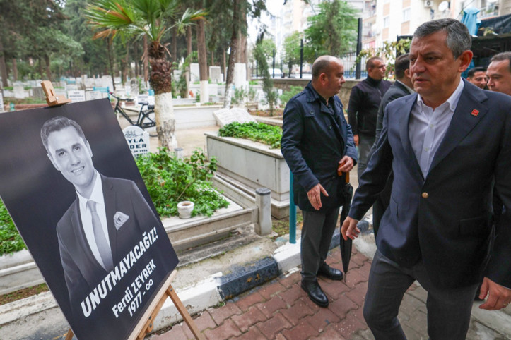 Özgür Özel'den Ferdi Zeyrek'in kabrine ziyaret