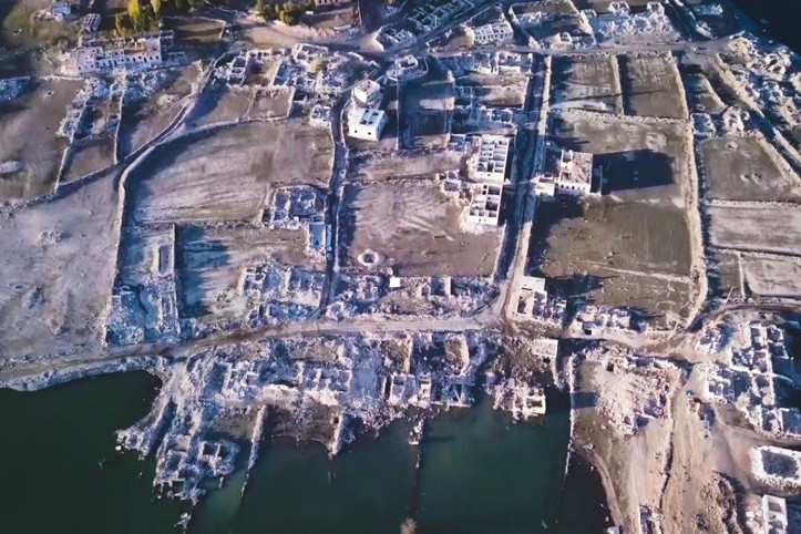 Baraj suları çekildi, eski köy tamamen ortaya çıktı