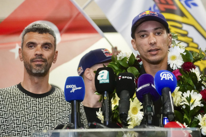 Şampiyon Toprak Razgatlıoğlu yurda döndü: '1 şampiyonluk hayali kurmuştum ama...'