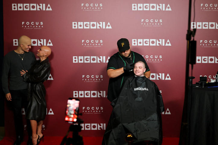 Sıradışı film gösterimi: Saçını kazıtana bedava bilet verdiler