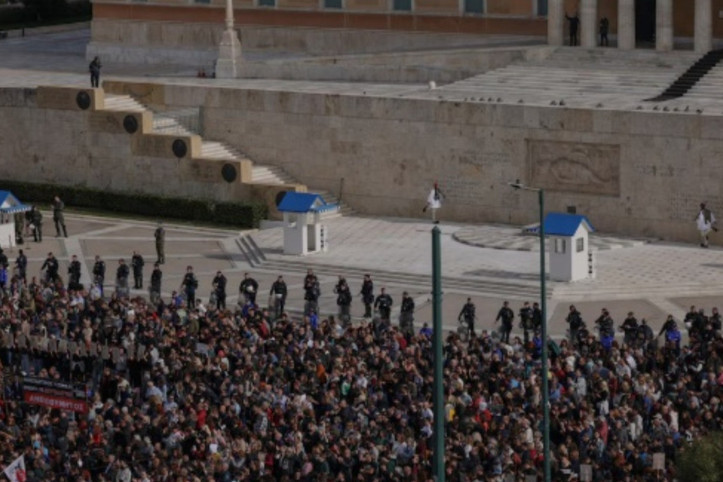 Komşuda 'gösteri yasağı' krizi