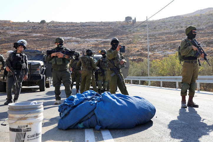 Filistinliler İsrail ordusunun gölgesinde zeytin hasadı yapmaya çalışıyor