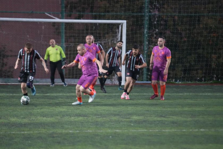 Hastane çalışanları halı sahada stres attı