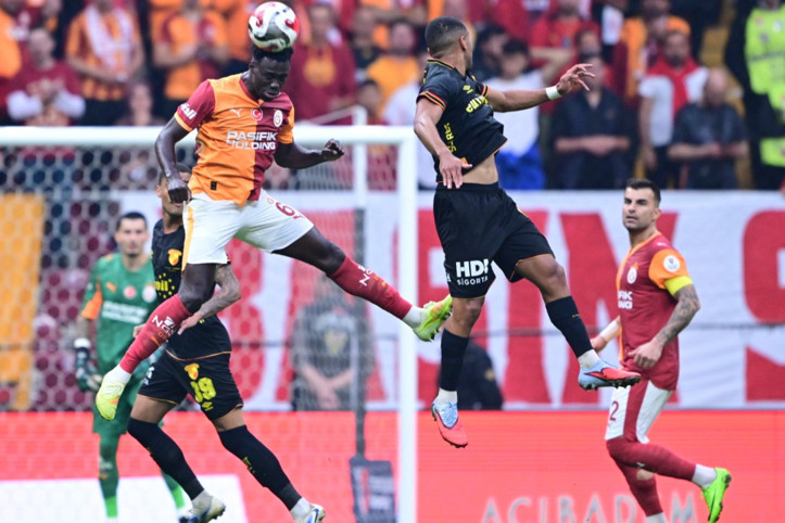 Galatasaray’a Davinson Sanchez darbesi: Derbide yok