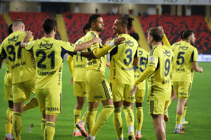 Fener nefes aldı: Taşlar yerine oturdu