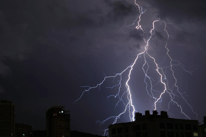 Yıldırım düştü, 6 mahalle susuz kaldı