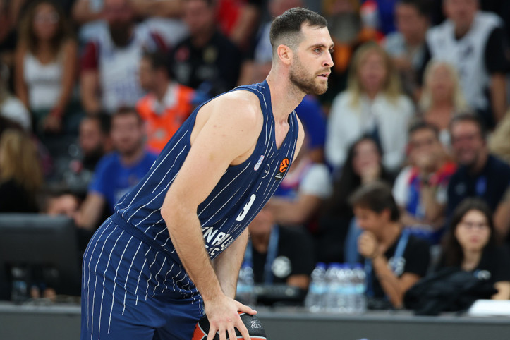 Anadolu Efes'te Papagiannis ameliyat edildi: 8 ay parkeden uzak kalacak