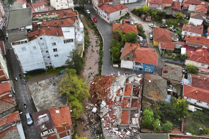 Depremin salladığı Balıkesir Sındırgı havadan görüntülendi