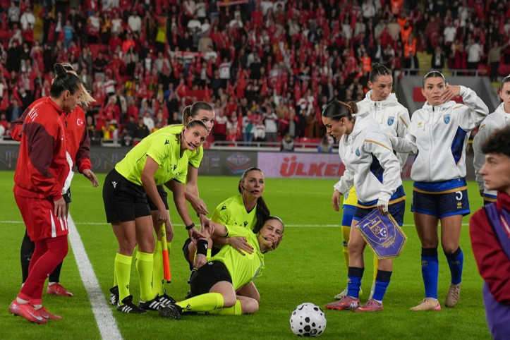 Milli marş okunurken hakem bayıldı: İzmir'de korkutan an!