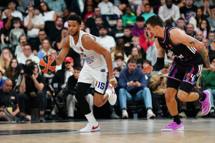 Anadolu Efes, Paris'te kazandı