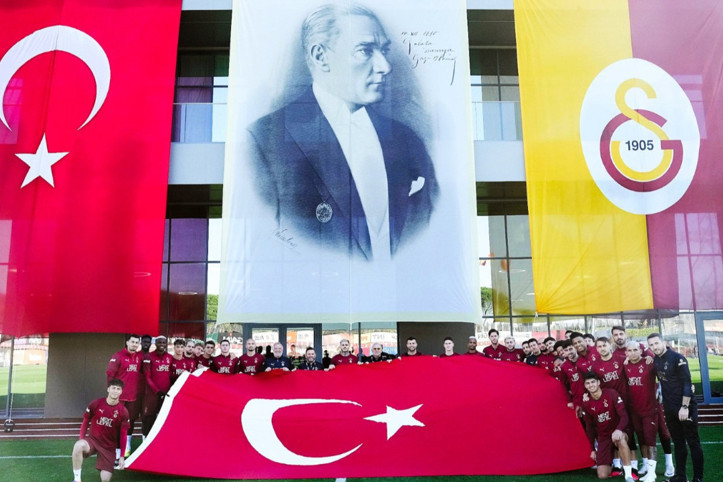 Galatasaraylı futbolculardan 29 Ekim kutlaması