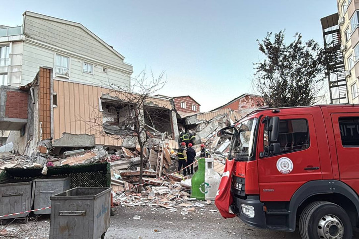 Gebze'de 6 katlı bina çöktü: 5 kişilik aileden Dilara sağ olarak kurtarıldı