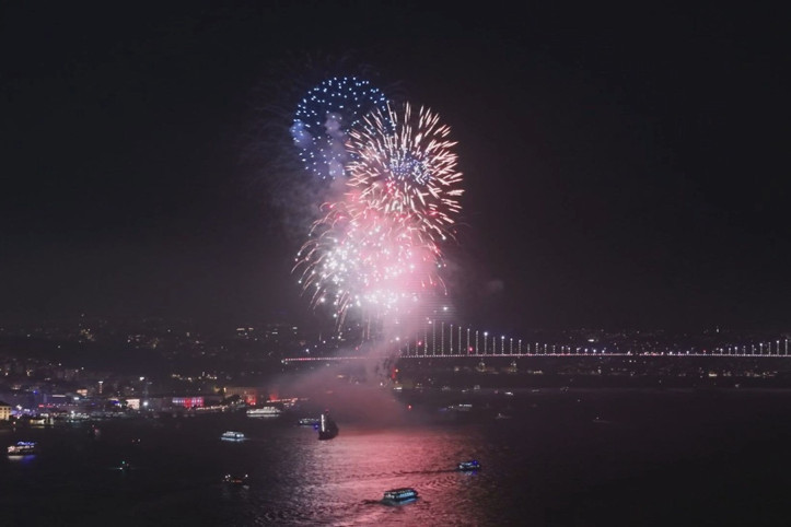 İstanbul Boğazı'nda havai fişeklerle 29 Ekim kutlaması