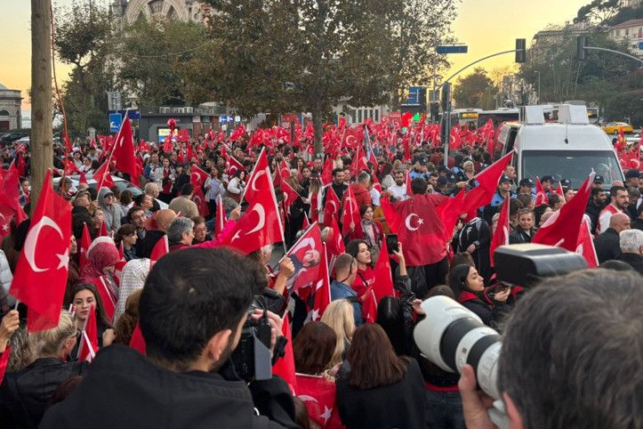 Yurttaşlar 'Mustafa Kemal'in askerleriyiz' sloganıyla Dolmabahçe'den Beşiktaş'a yürüdü