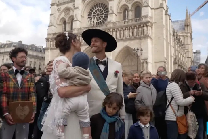 Paris'in sembol yapısında 30 yıl sonra ilk düğün