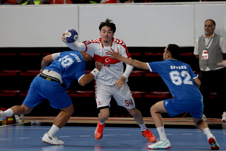 A Milli Erkek Hentbol Takımı, Güney Kıbrıs'ı rahat geçti: Avrupa'da 2. aşamaya çıktı