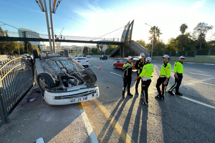 Devrilen otomobildeki 5 kişi yaralandı