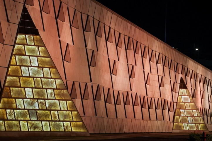 "Dördüncü Piramit" büyük gösterilerle açıldı