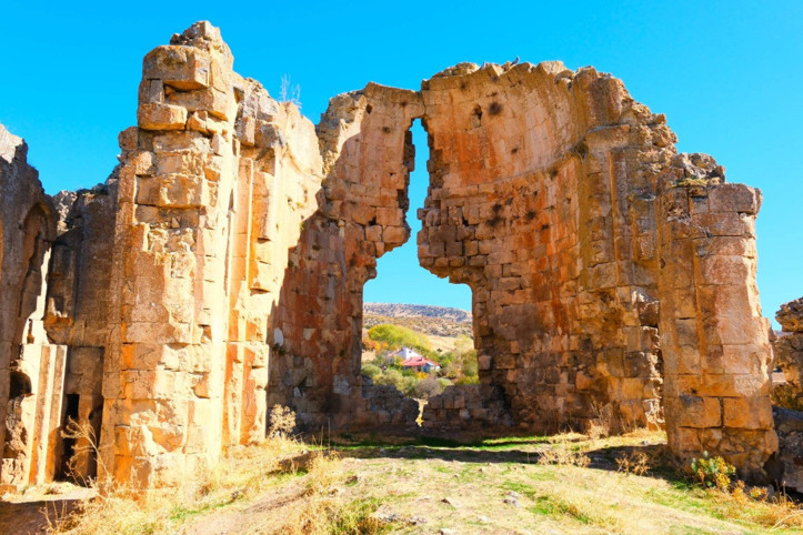 Tarihi kiliseyi delik deşik ettiler, köylüler ayağa kalktı