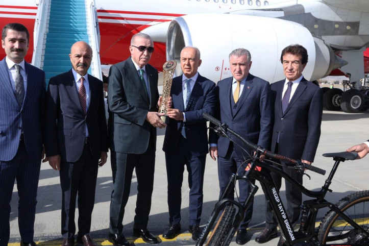 Türkiye Bisiklet Federasyonu, Cumhurbaşkanı Erdoğan’a özel bisiklet hediye etti