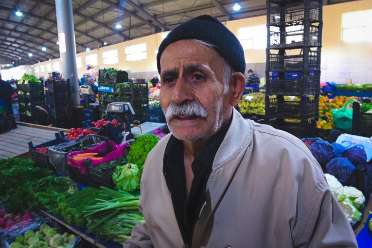 'Ekmek daha pahalı' dedi, türkü söyledi: Yiğit muhtaç olmuş kuru soğana